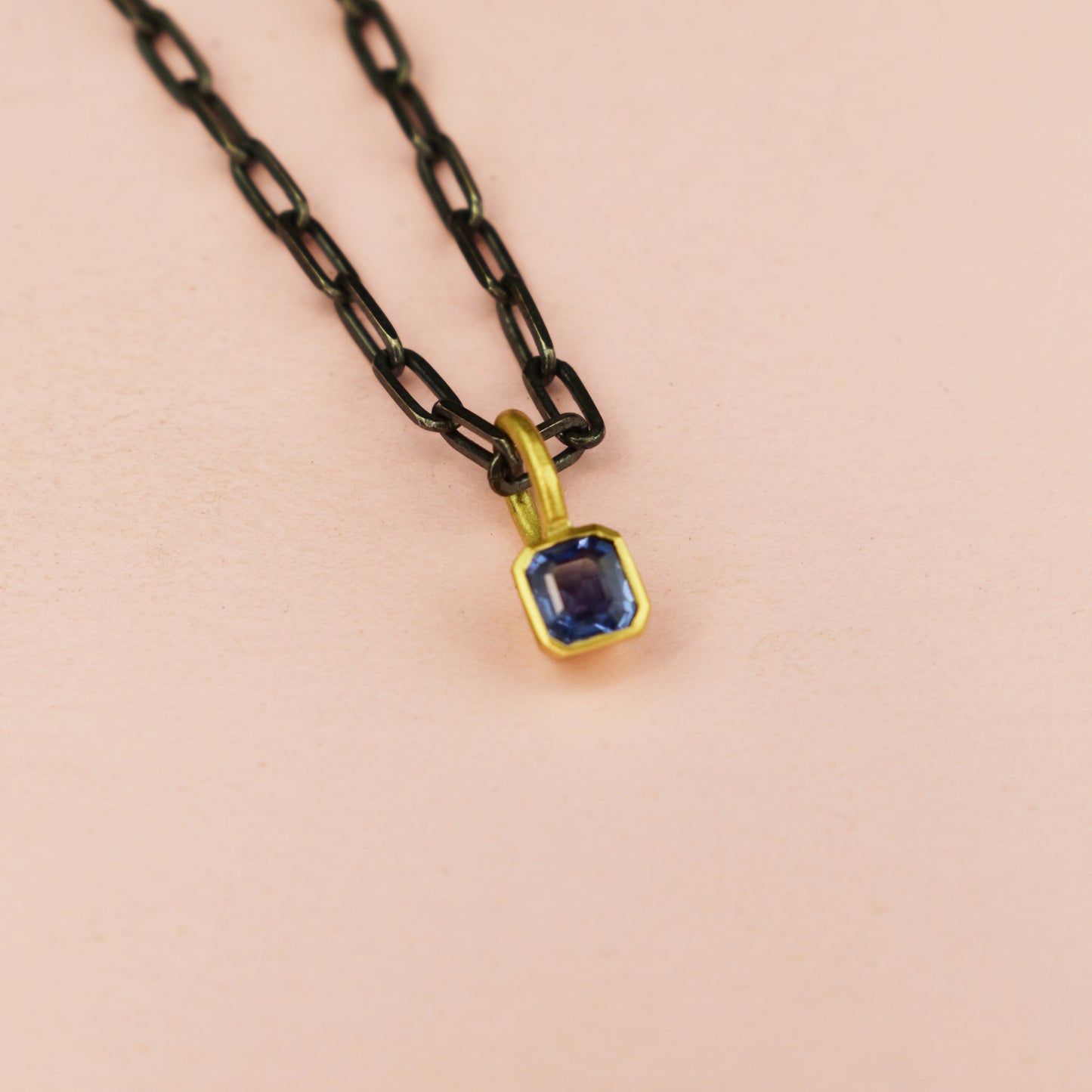 18ct Gold Set Certificated Blue Sapphire Pendant
