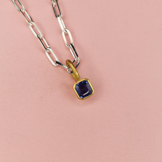 18ct Gold Set Certificated Blue Sapphire Pendant